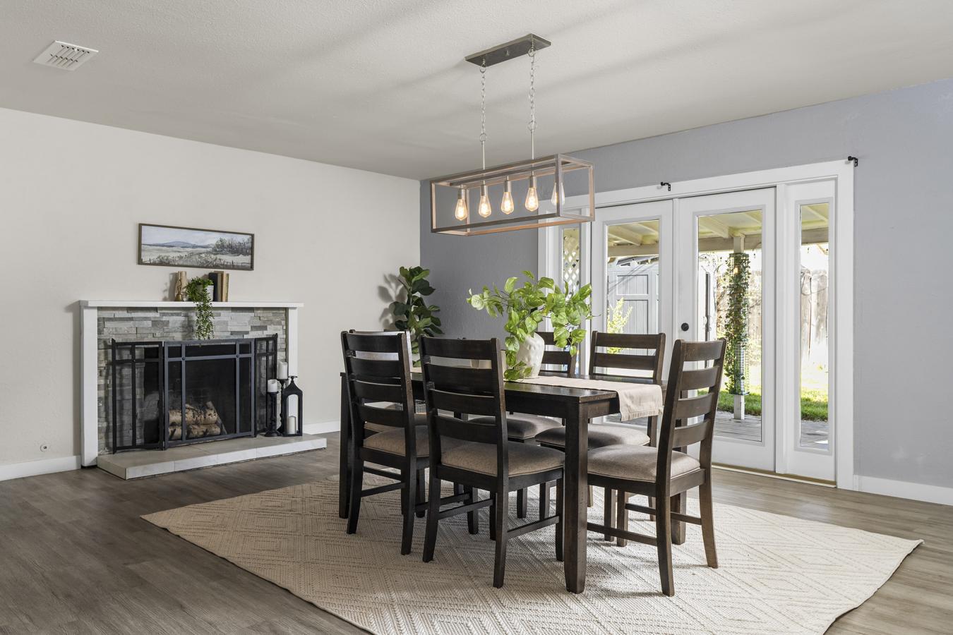 Modern Comfort Meets Unbeatable Convenience! Welcome to this beautiful – image 17