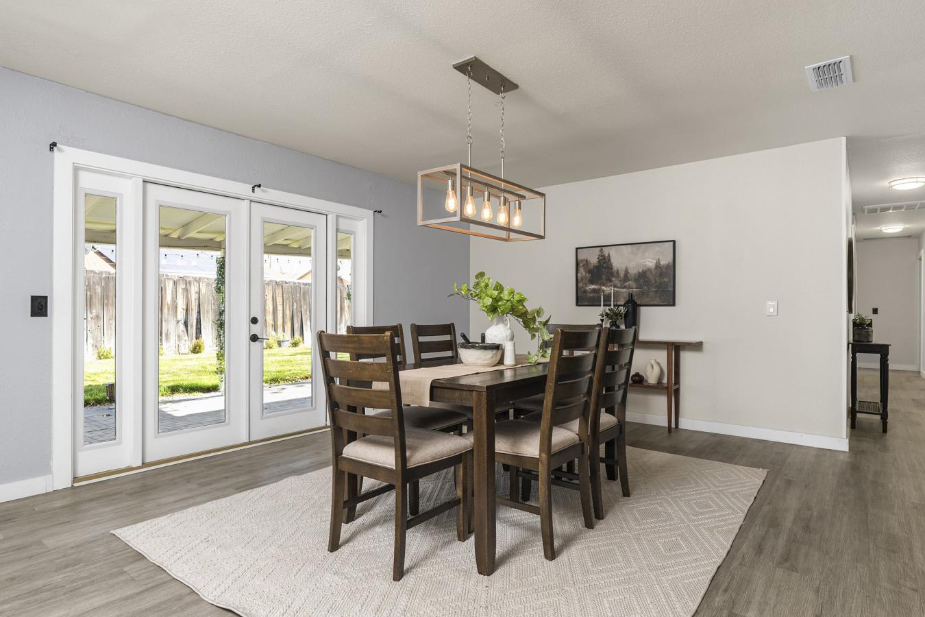 Modern Comfort Meets Unbeatable Convenience! Welcome to this beautiful – image 18