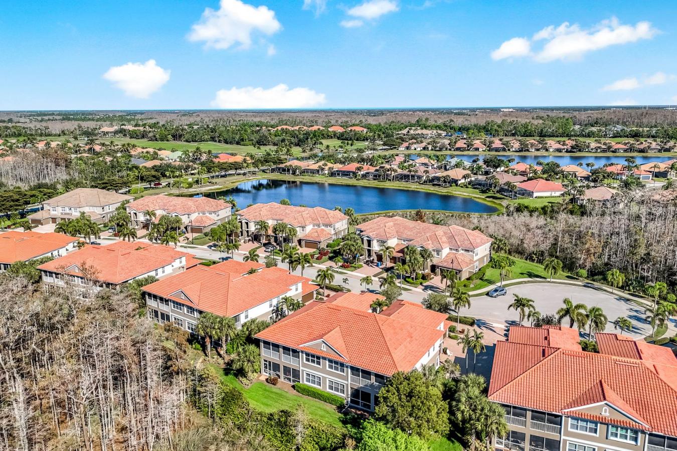 Welcome to this beautifully maintained second-floor carriage home, tuc – image 1