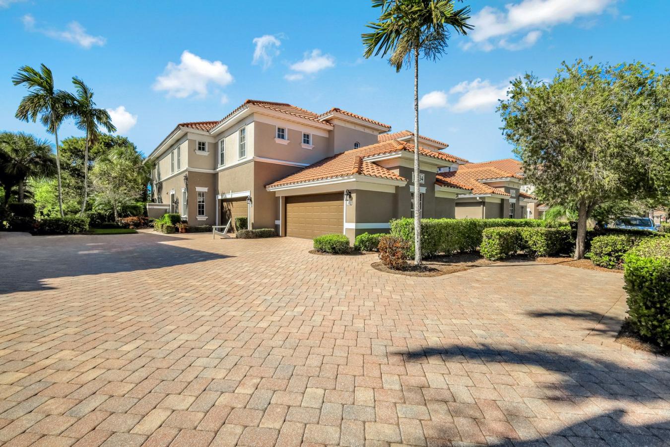 Welcome to this beautifully maintained second-floor carriage home, tuc – image 3