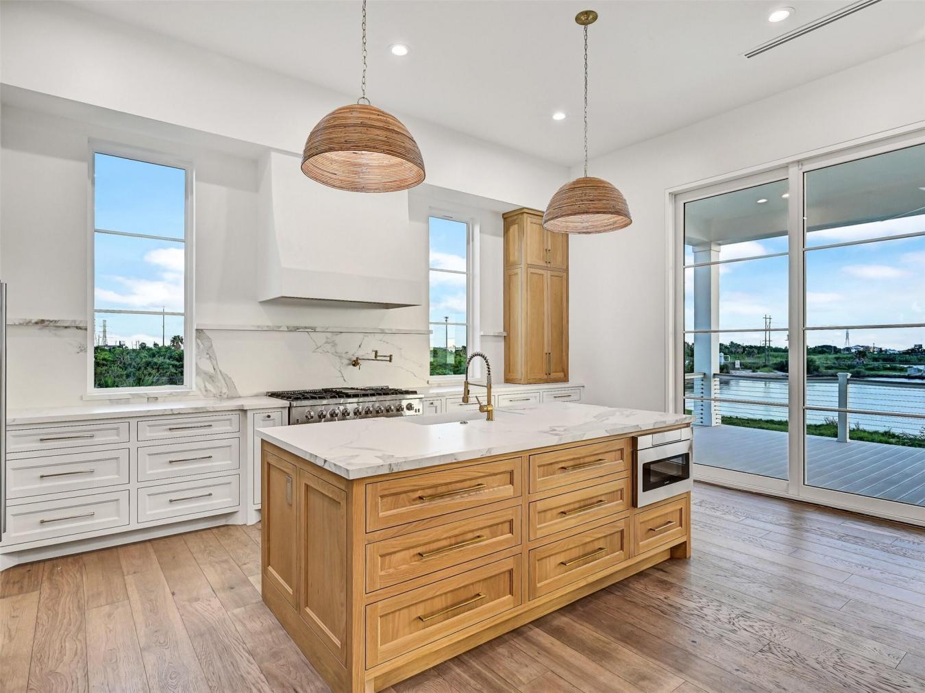 Galveston, Galveston, 77554, United States, 7 Bedrooms Bedrooms, ,5 BathroomsBathrooms,Residential,For Sale,2017031