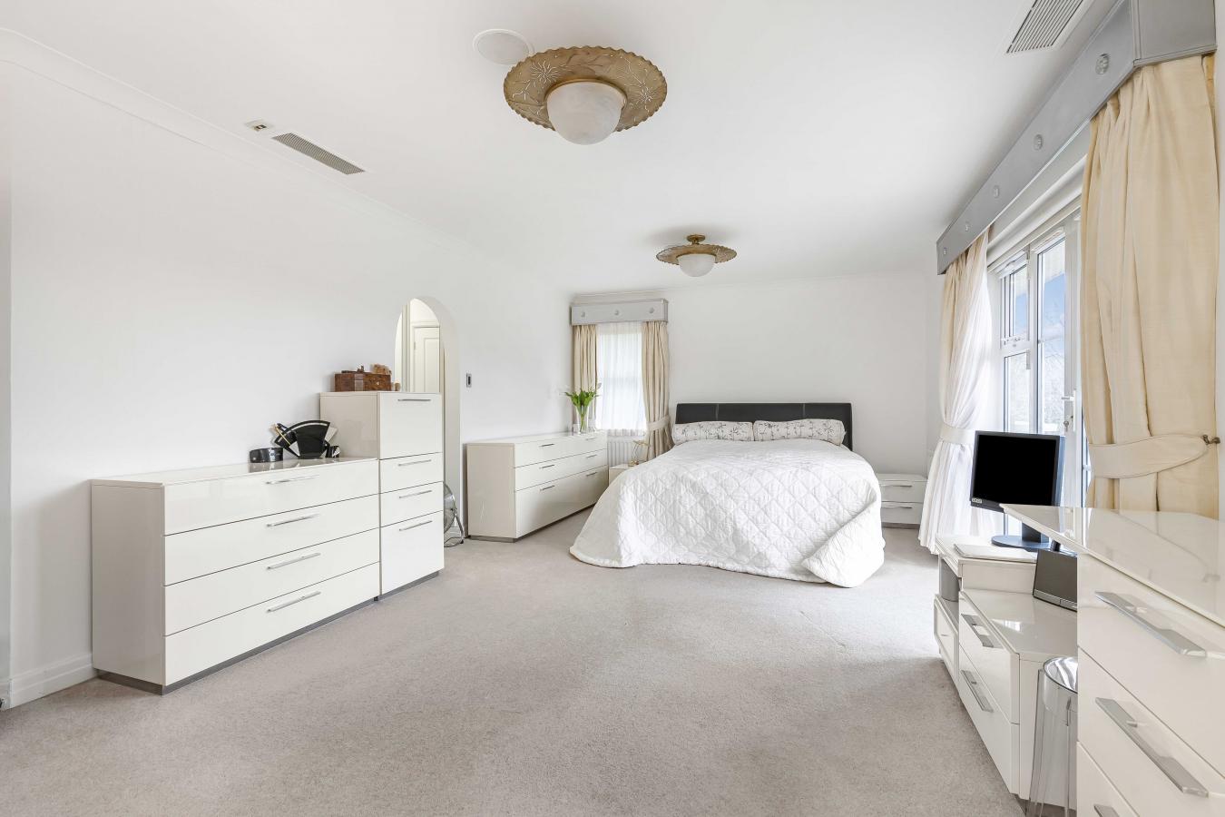 Oxted, Surrey, RH8 0ES, United Kingdom, 4 Bedrooms Bedrooms, ,4 BathroomsBathrooms,Residential,For Sale,2017808