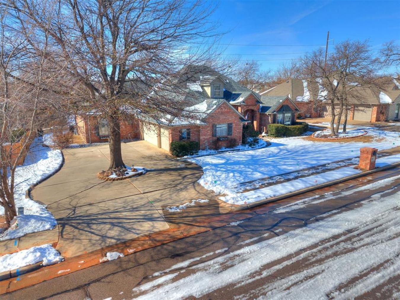 This Gorgeous Executive Home in Edmond has only had 2 owners since it – image 5