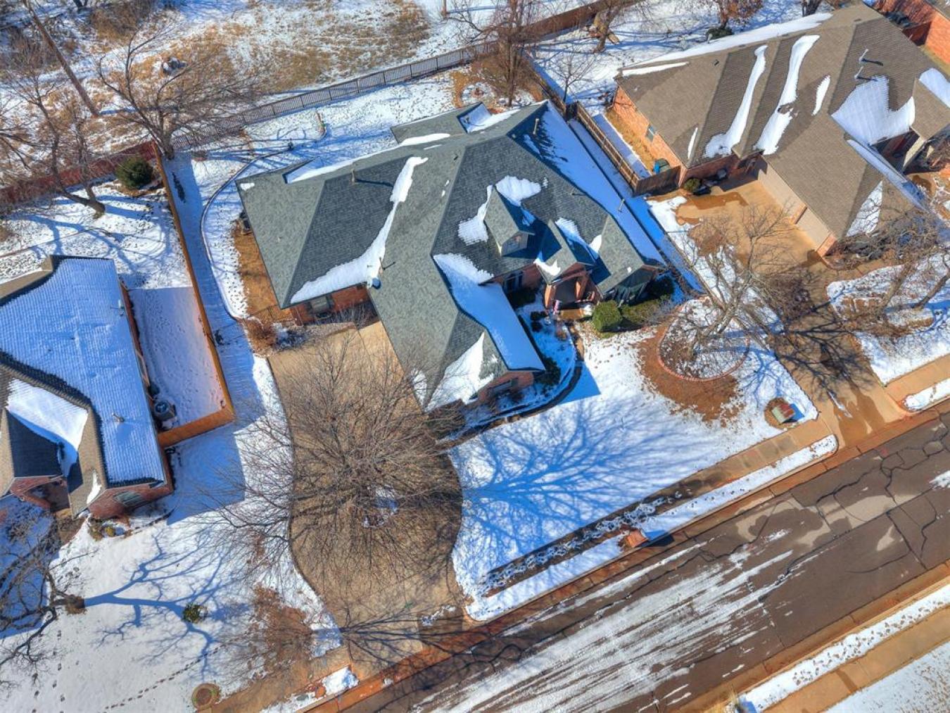 This Gorgeous Executive Home in Edmond has only had 2 owners since it – image 6