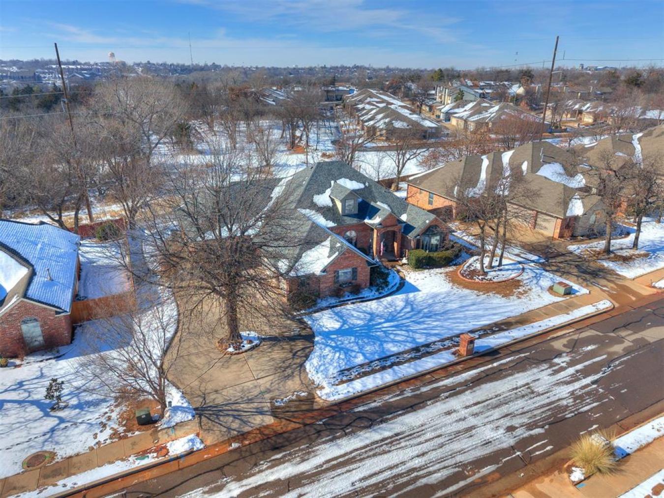 This Gorgeous Executive Home in Edmond has only had 2 owners since it – image 4