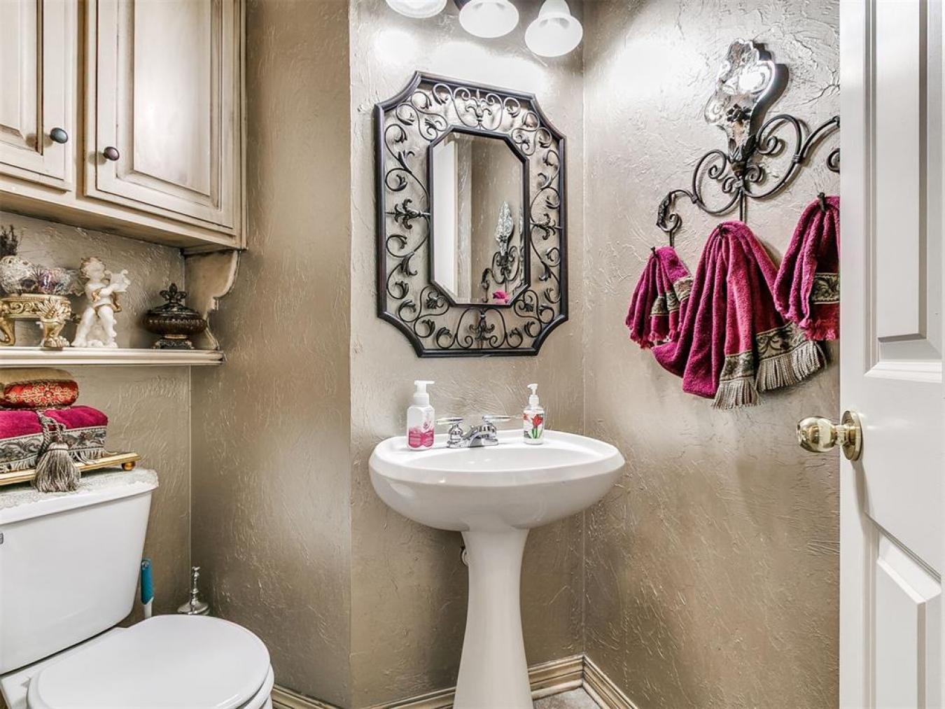 This Gorgeous Executive Home in Edmond has only had 2 owners since it – image 17