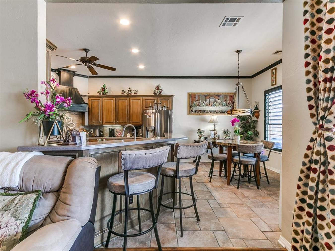 This Gorgeous Executive Home in Edmond has only had 2 owners since it – image 19