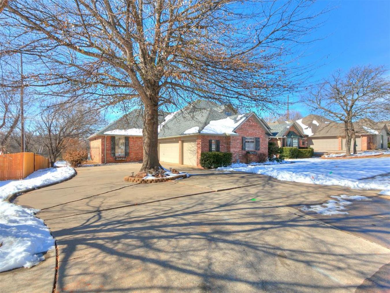 This Gorgeous Executive Home in Edmond has only had 2 owners since it – image 3