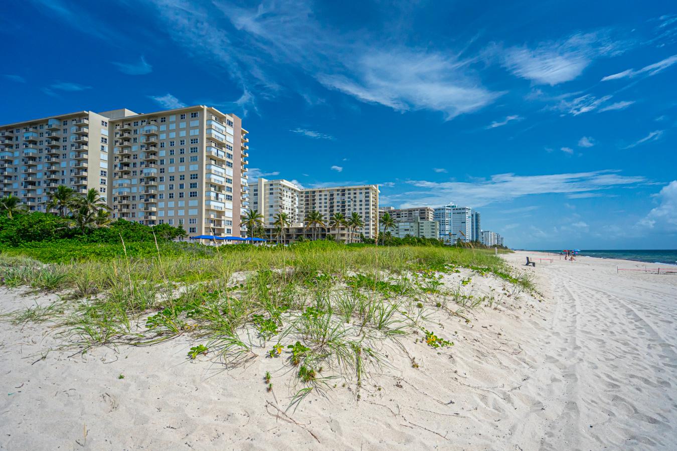 Beach Access from this Lauderdale By The Sea condo makes a great year – image 18