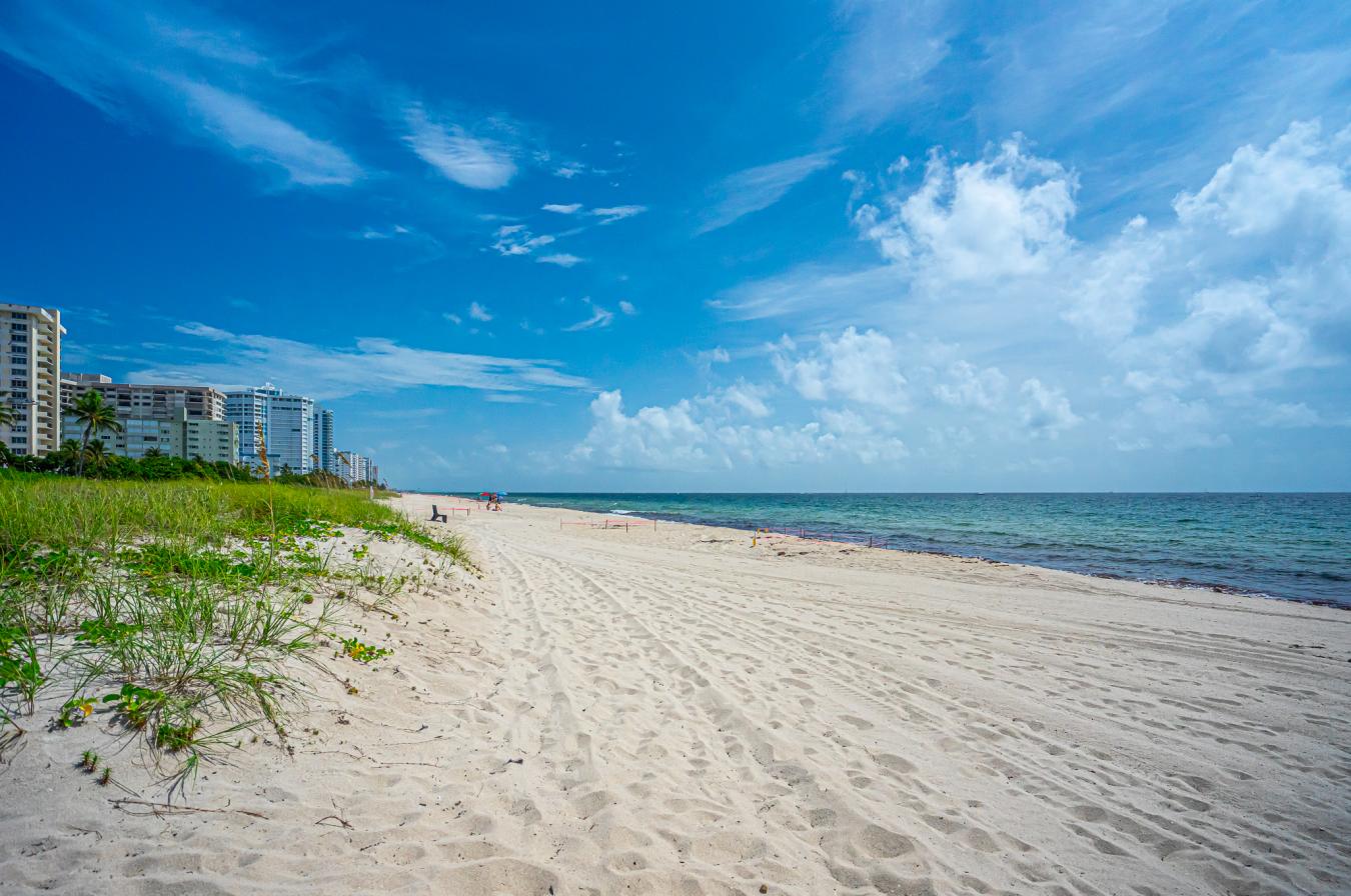 Beach Access from this Lauderdale By The Sea condo makes a great year – image 19