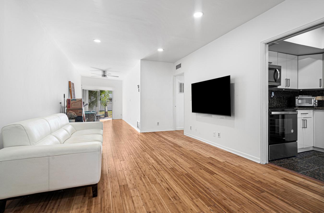 Beach Access from this Lauderdale By The Sea condo makes a great year – image 5