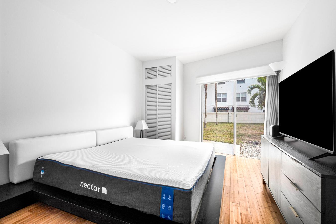 Beach Access from this Lauderdale By The Sea condo makes a great year – image 9