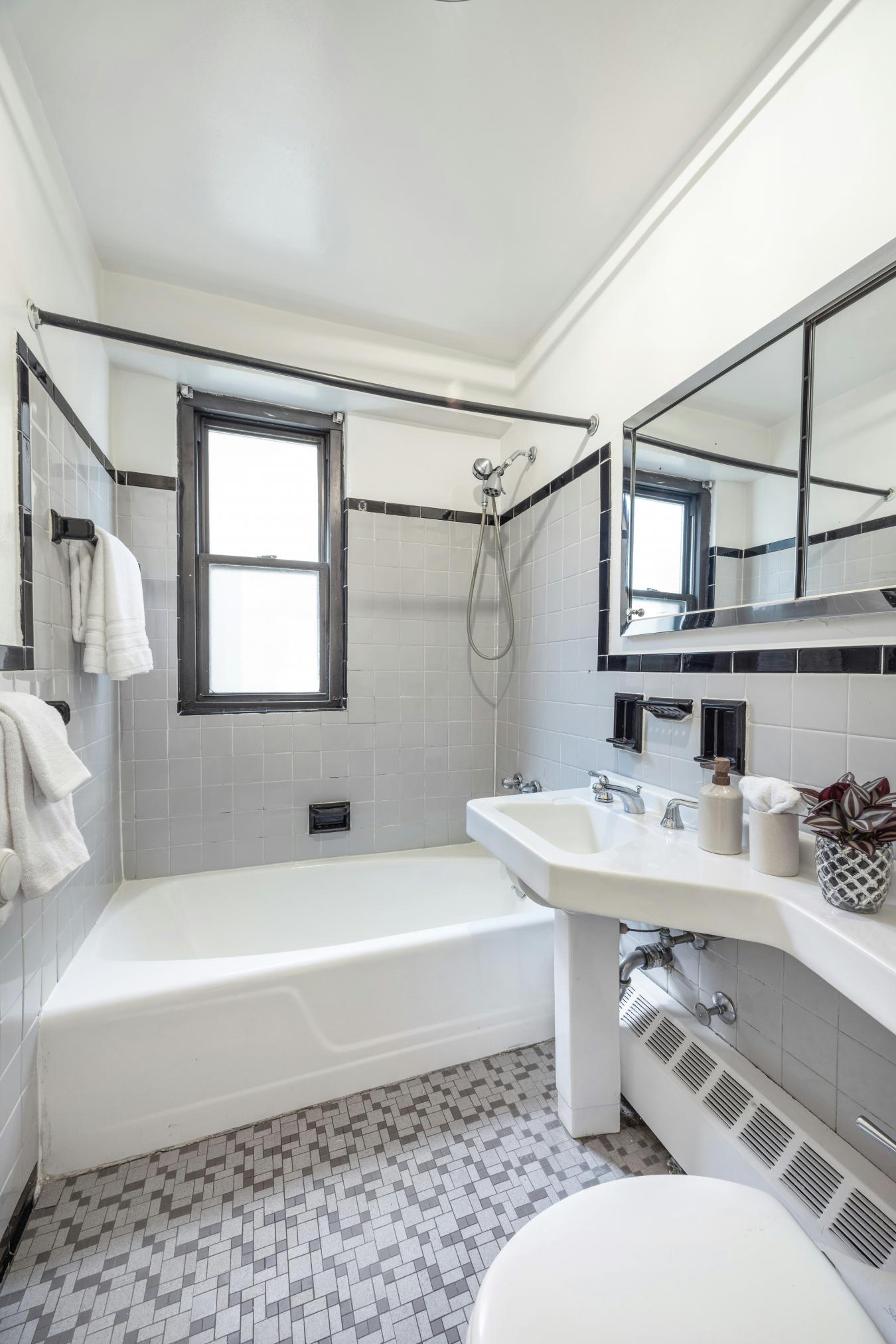 New York, New York, 10128, United States, 1 Bedroom Bedrooms, ,1 BathroomBathrooms,Residential,For Sale,2020272