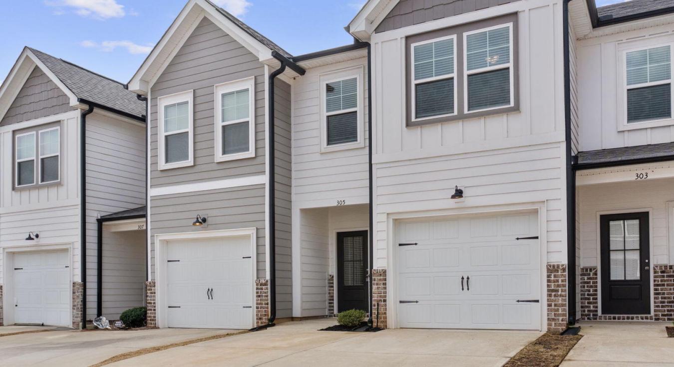 Like-New Luxury Townhome in a Gated Community &amp; Top-Rated Scho – image 1