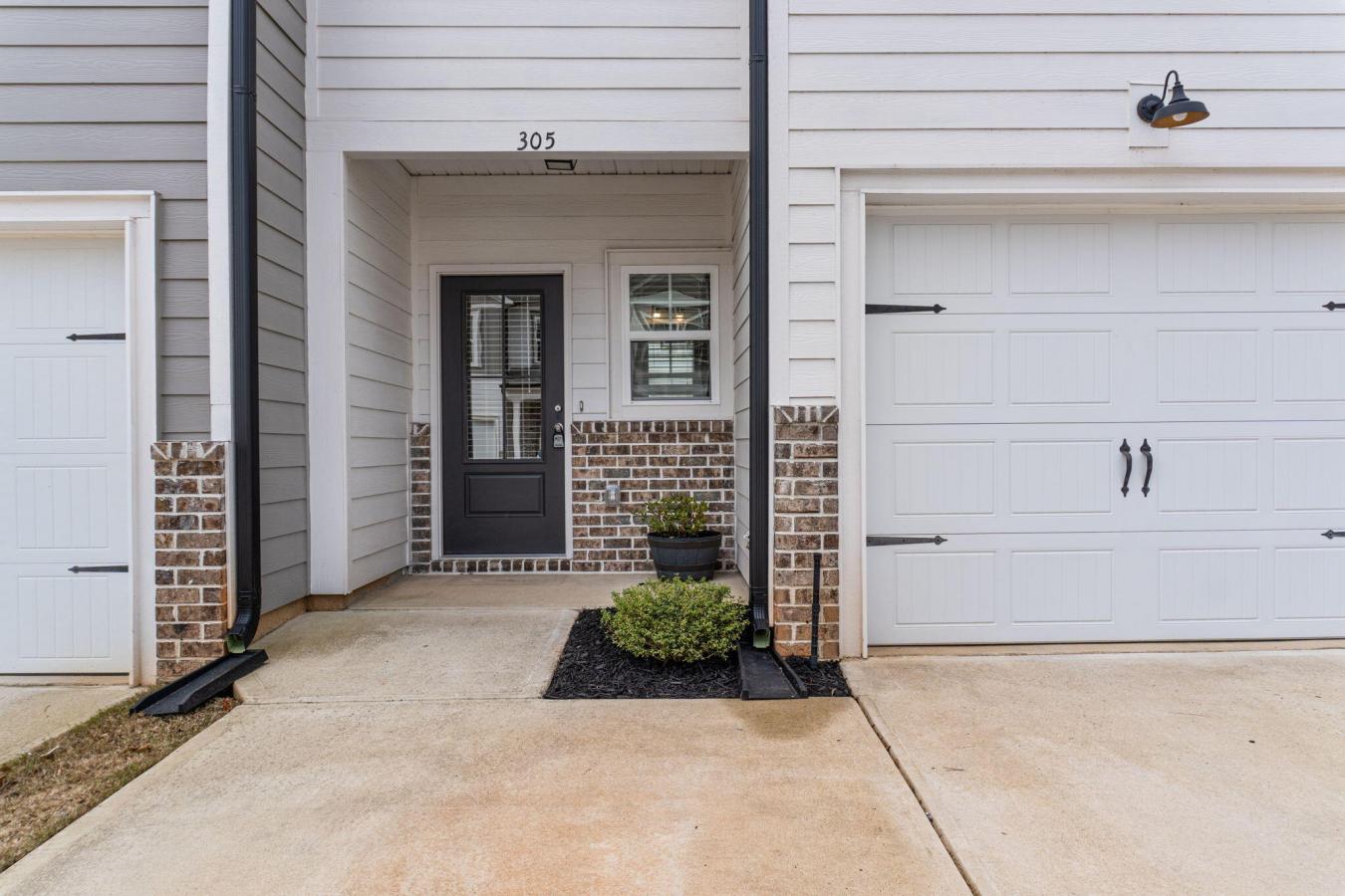Like-New Luxury Townhome in a Gated Community &amp; Top-Rated Scho – image 3
