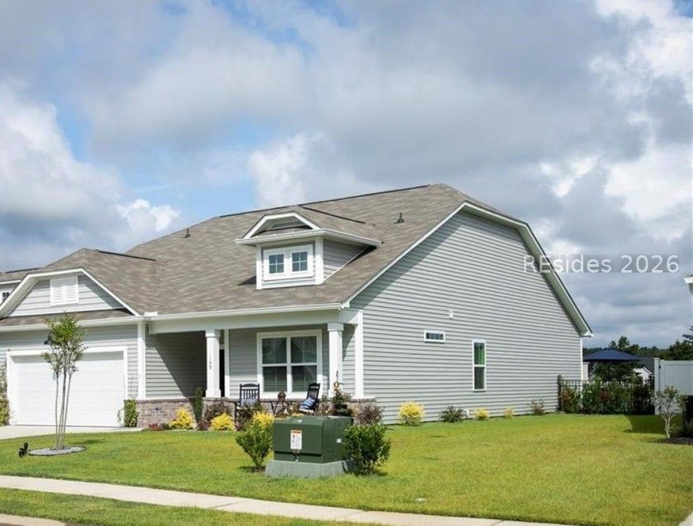 Built in 2020, this Providence model offers true one-level living. Thi – image 3