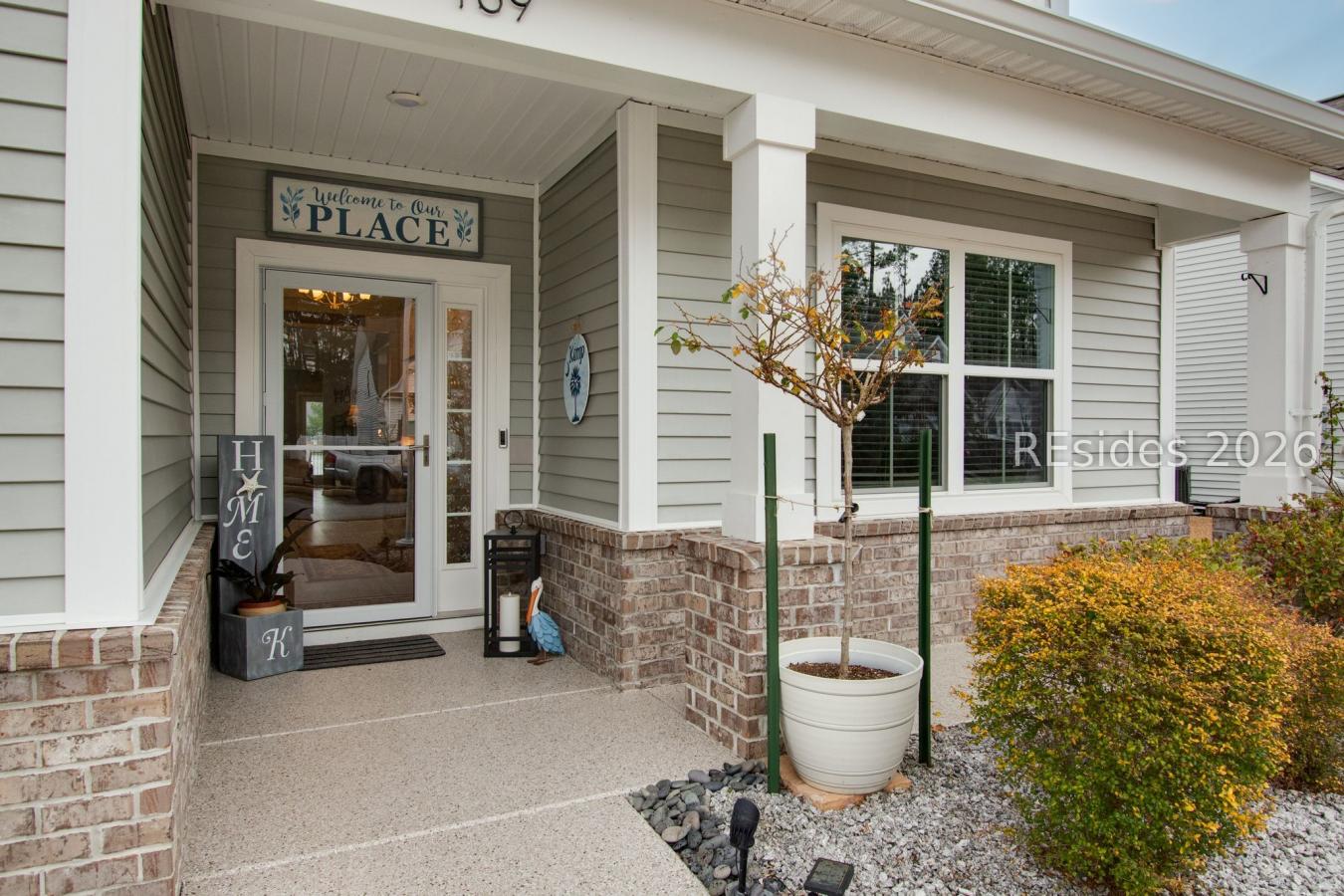 Built in 2020, this Providence model offers true one-level living. Thi – image 5