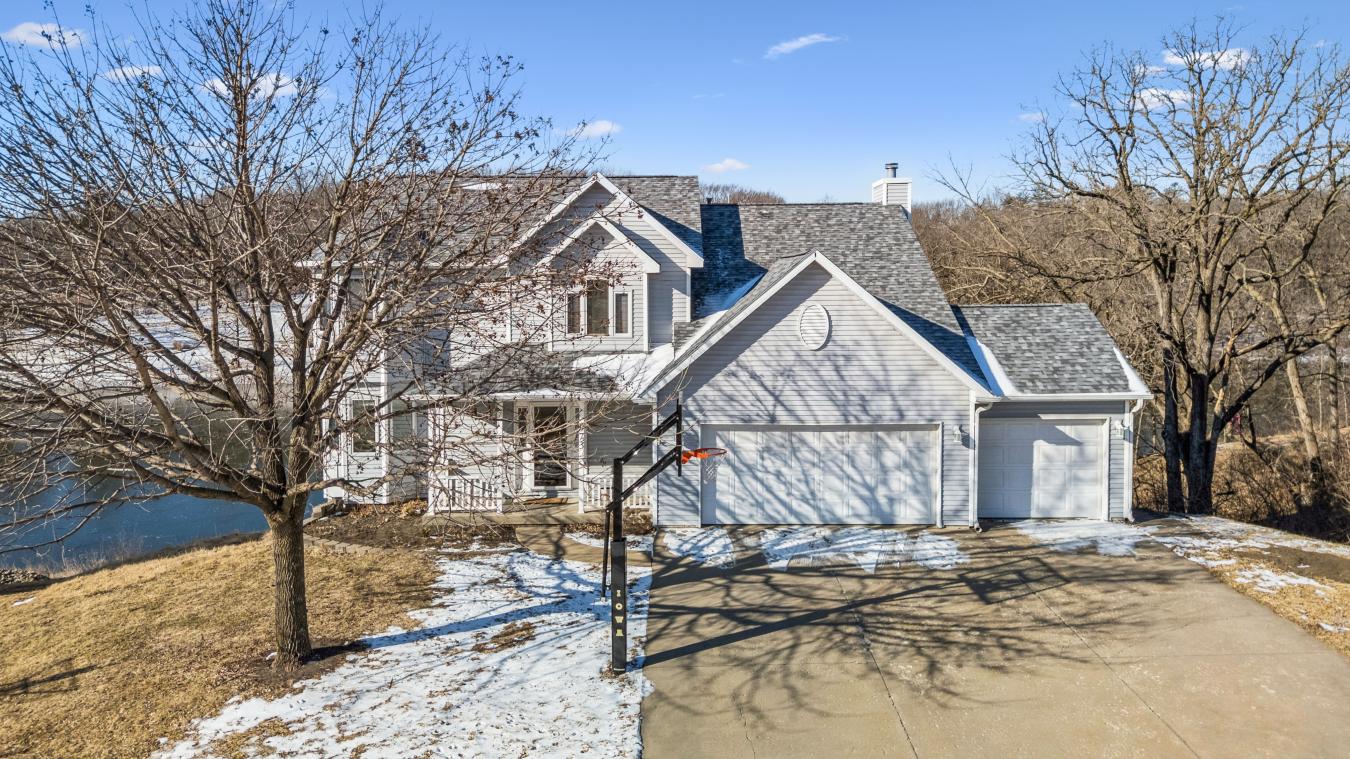 Welcome home to life by the water. Backing to the pond on the south si – image 1