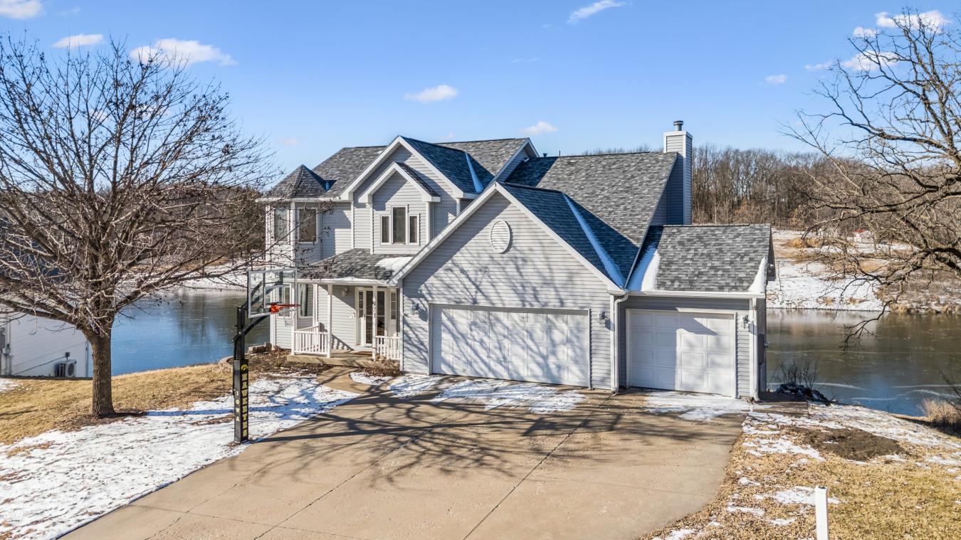 Welcome home to life by the water. Backing to the pond on the south si – image 2
