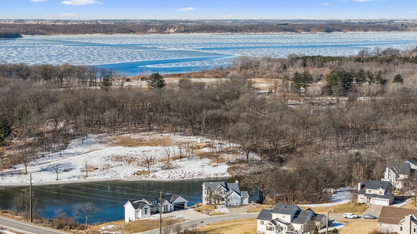 Welcome home to life by the water. Backing to the pond on the south si – image 3
