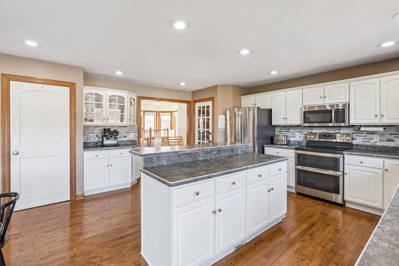 Welcome home to life by the water. Backing to the pond on the south si – image 8
