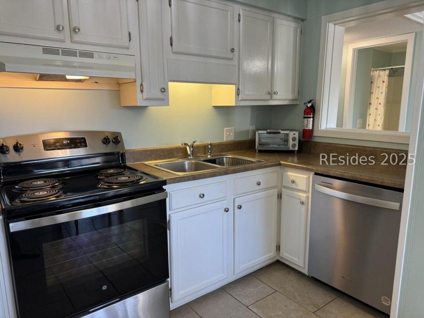 This fully furnished 2BR/2BA second-floor villa in oceanfront Admirals – image 13