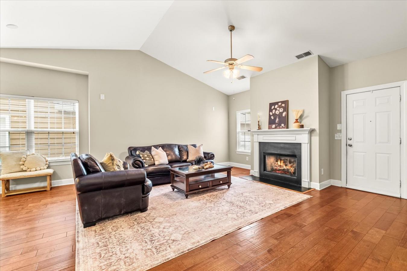 Welcome to the most charming single-story HOME in South Nashville, loc – image 8