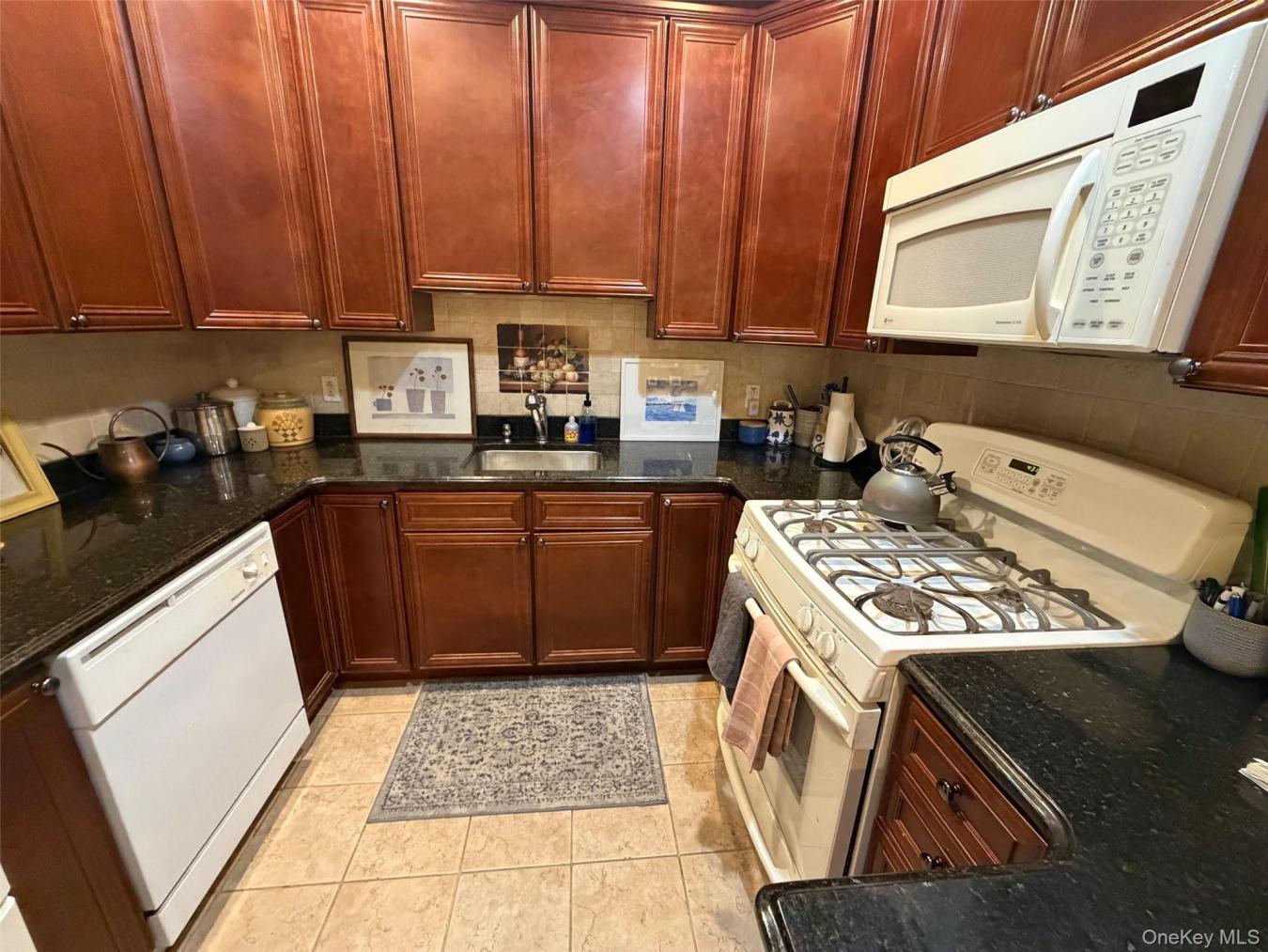 Mill Pond Acres 55+ Gated Community First floor Condo with 2 Bedrooms – image 6