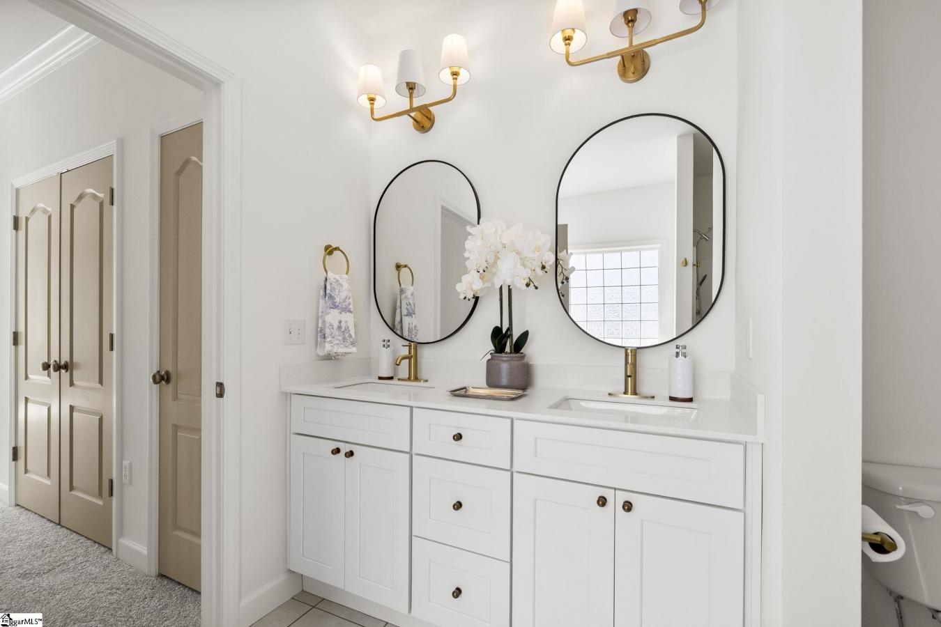 Stunning fully remodeled home in the highly desirable Blue Ridge and G – image 5