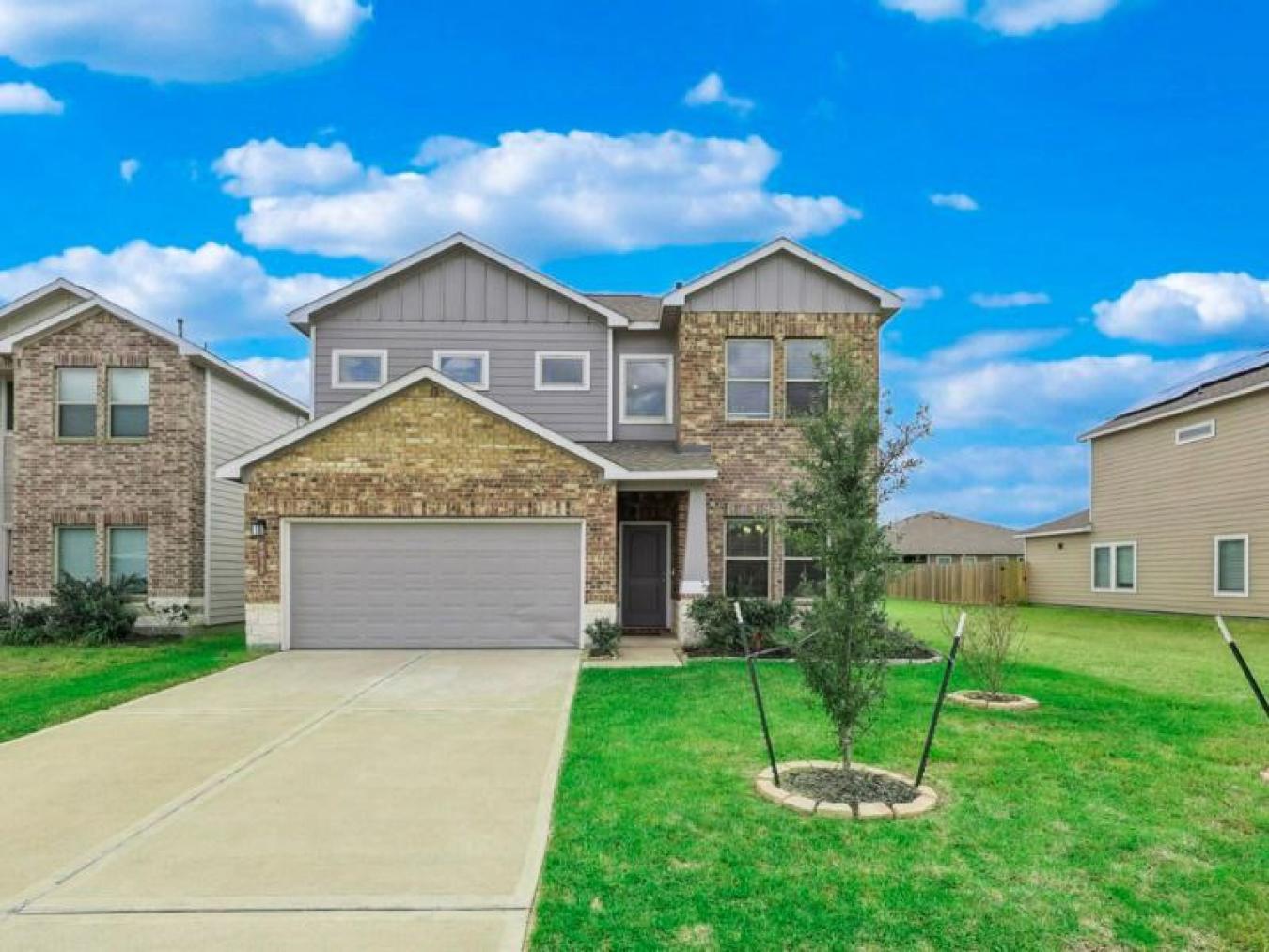 This 4-bedroom, 2.5-bath located in the Enclave at Dobbin community of – image 1