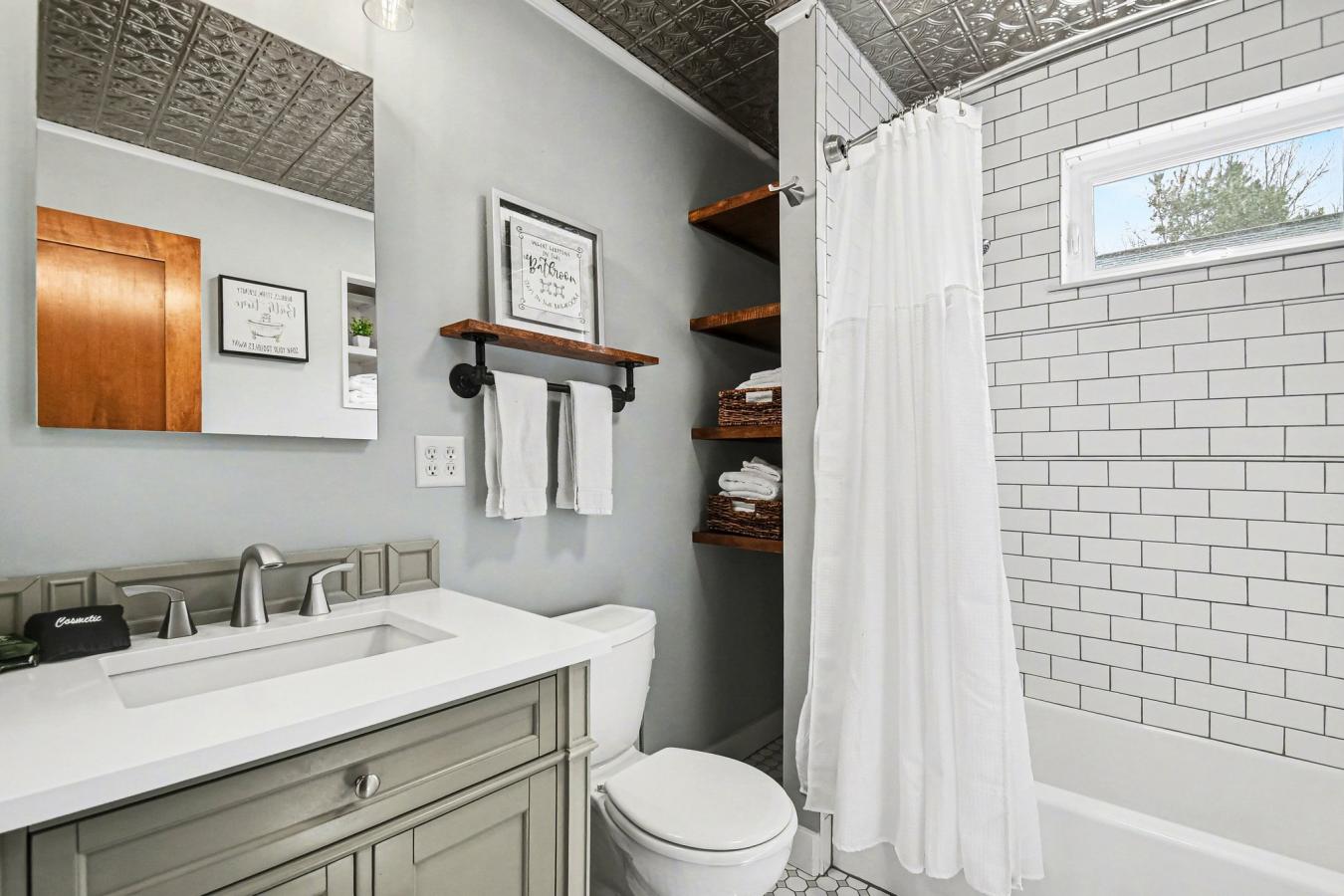7241 101st Avenue, South Haven, MI, 49090, United States, 5 Bedrooms Bedrooms, ,2 BathroomsBathrooms,Residential,For Sale,7241 101st Avenue,26011243