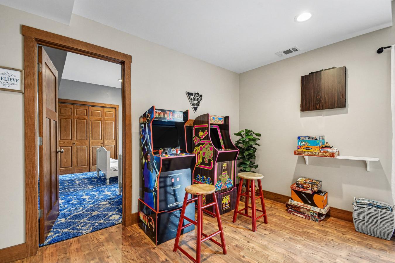 7241 101st Avenue, South Haven, MI, 49090, United States, 5 Bedrooms Bedrooms, ,2 BathroomsBathrooms,Residential,For Sale,7241 101st Avenue,26011243