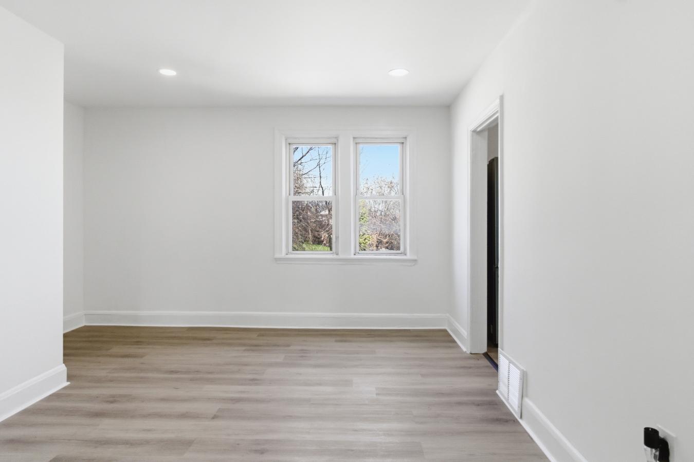 Welcome to this well-maintained home conveniently located in Baltimore – image 17