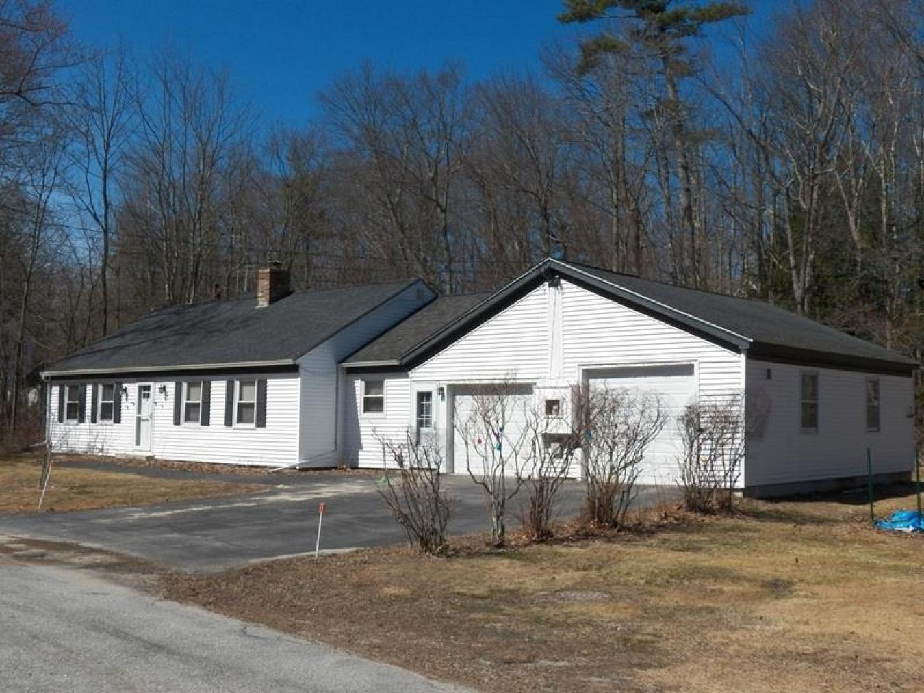 Beautiful ranch a stones throw from the Hillsborough School. Nice walk – image 1