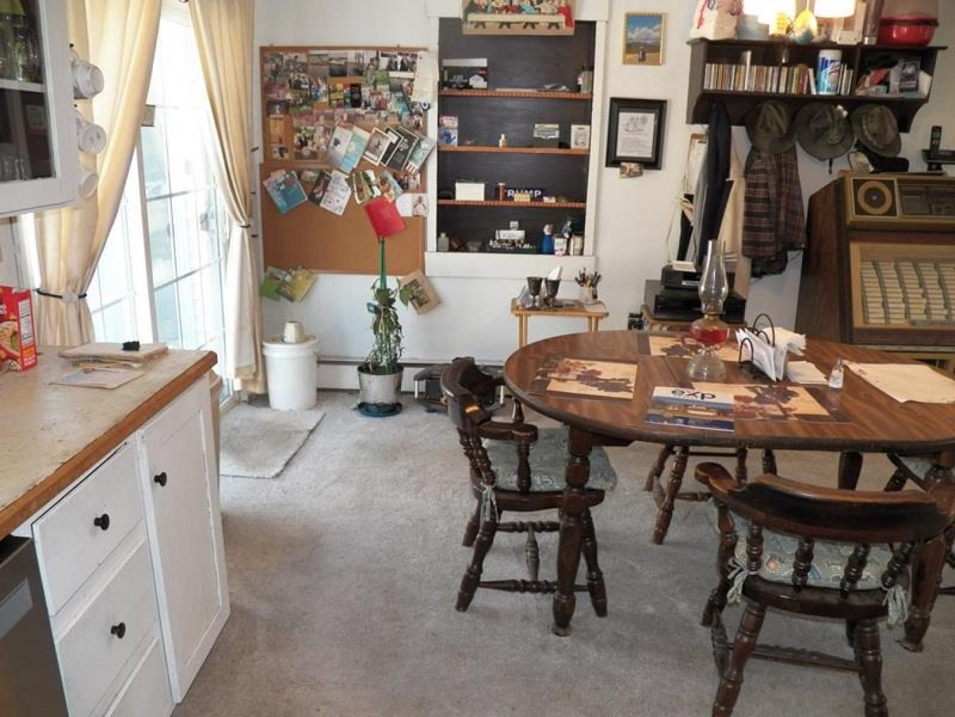 Beautiful ranch a stones throw from the Hillsborough School. Nice walk – image 10
