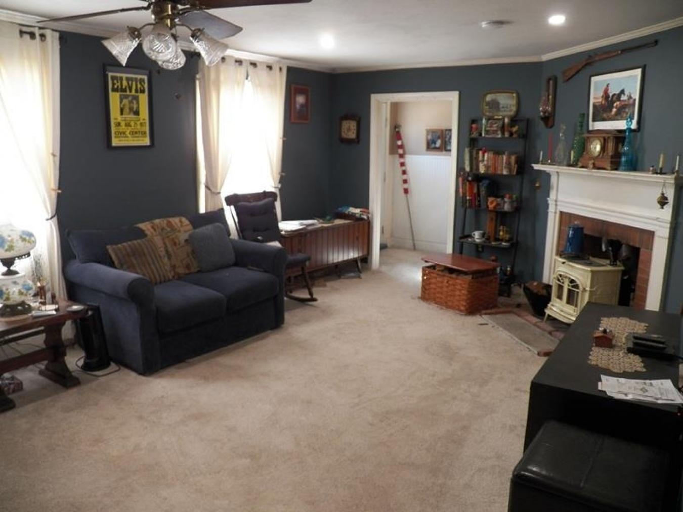 Beautiful ranch a stones throw from the Hillsborough School. Nice walk – image 11