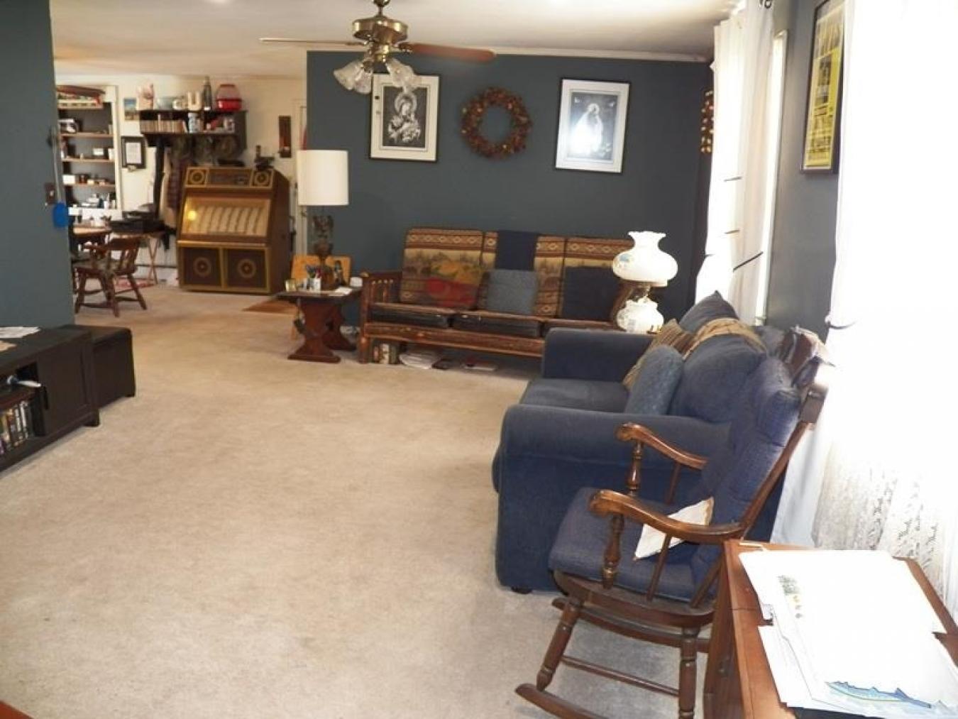 Beautiful ranch a stones throw from the Hillsborough School. Nice walk – image 13