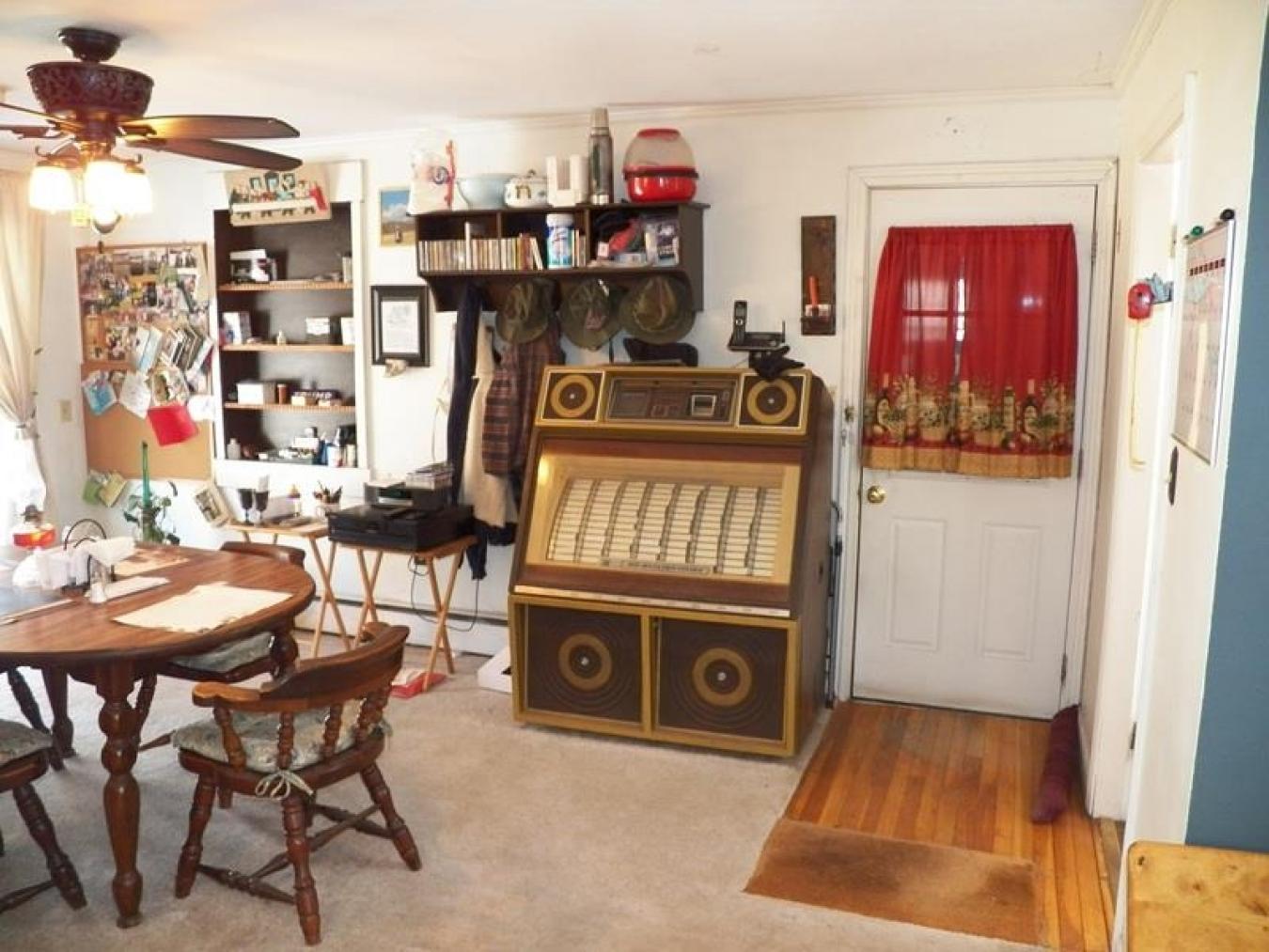 Beautiful ranch a stones throw from the Hillsborough School. Nice walk – image 15