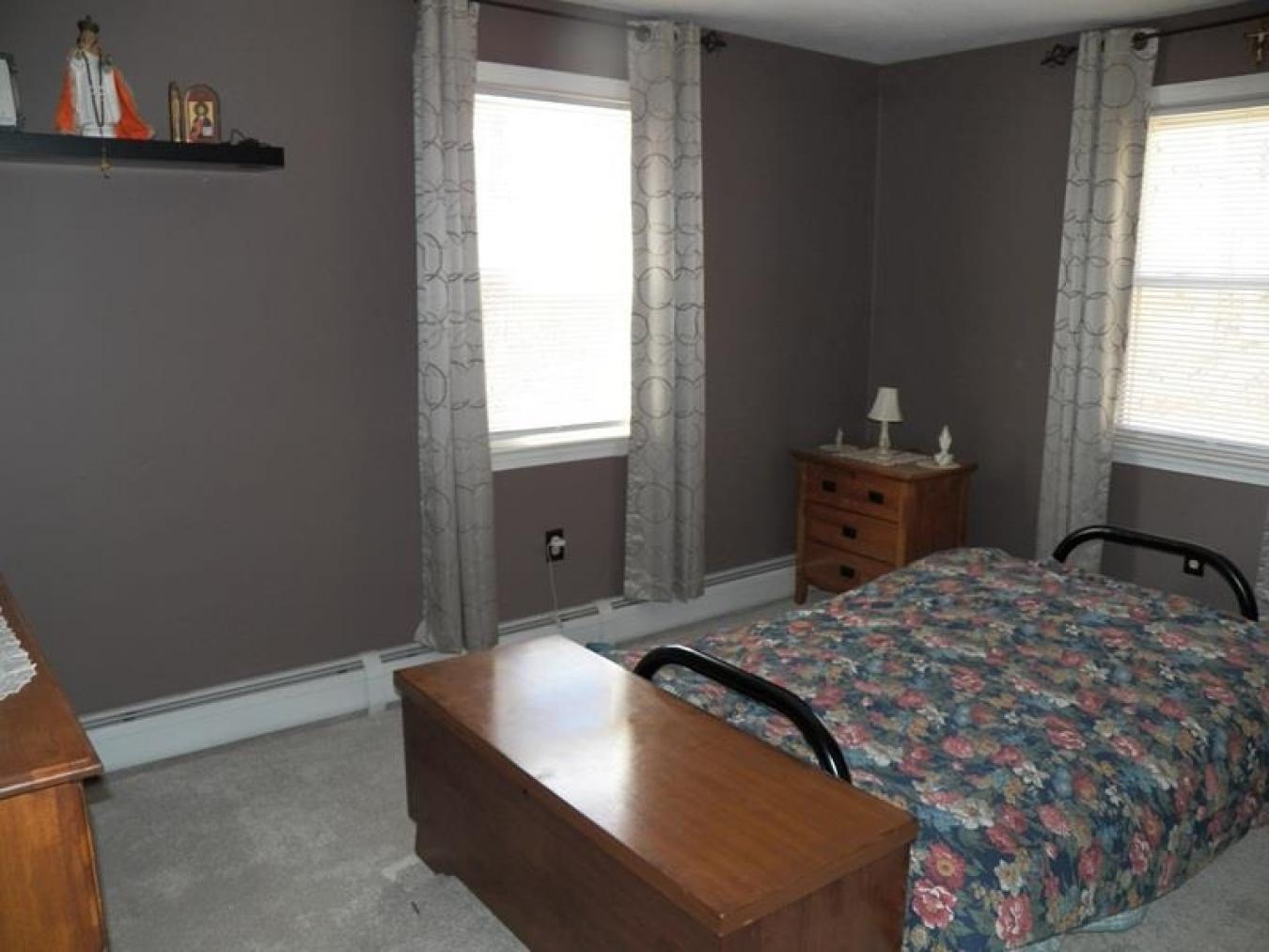 Beautiful ranch a stones throw from the Hillsborough School. Nice walk – image 16