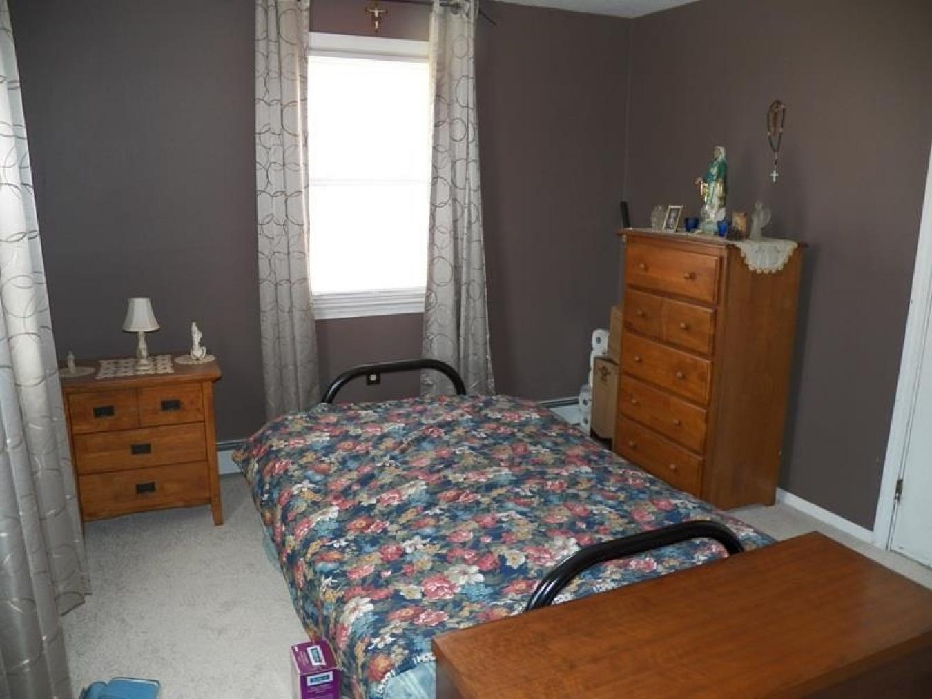 Beautiful ranch a stones throw from the Hillsborough School. Nice walk – image 17
