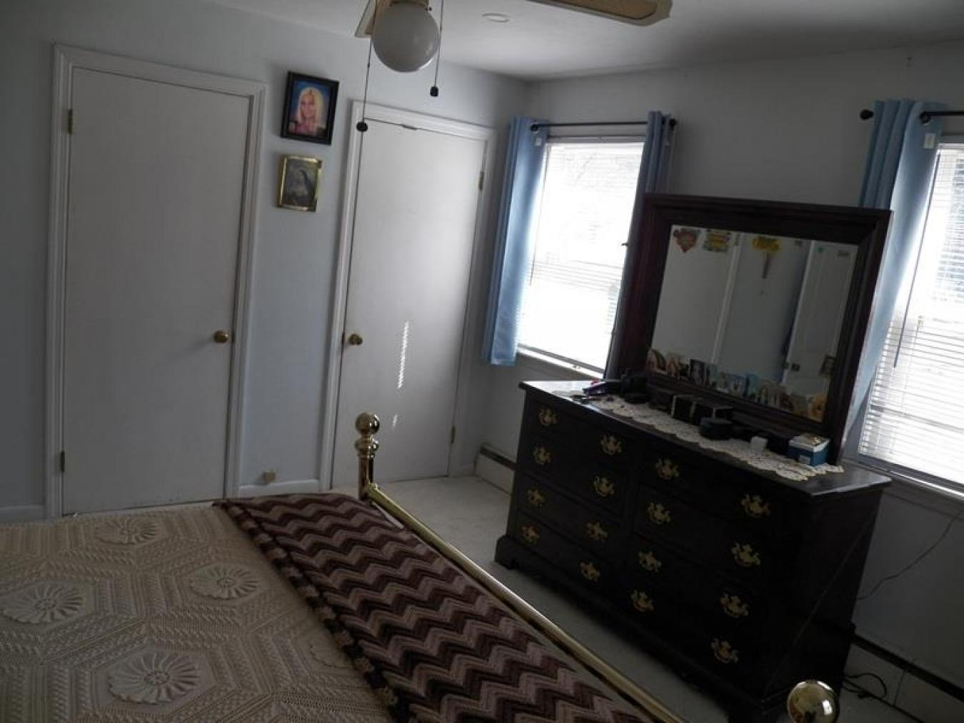 Beautiful ranch a stones throw from the Hillsborough School. Nice walk – image 18