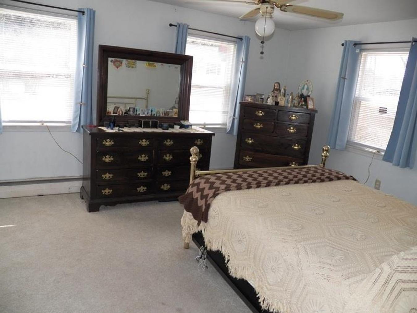 Beautiful ranch a stones throw from the Hillsborough School. Nice walk – image 19