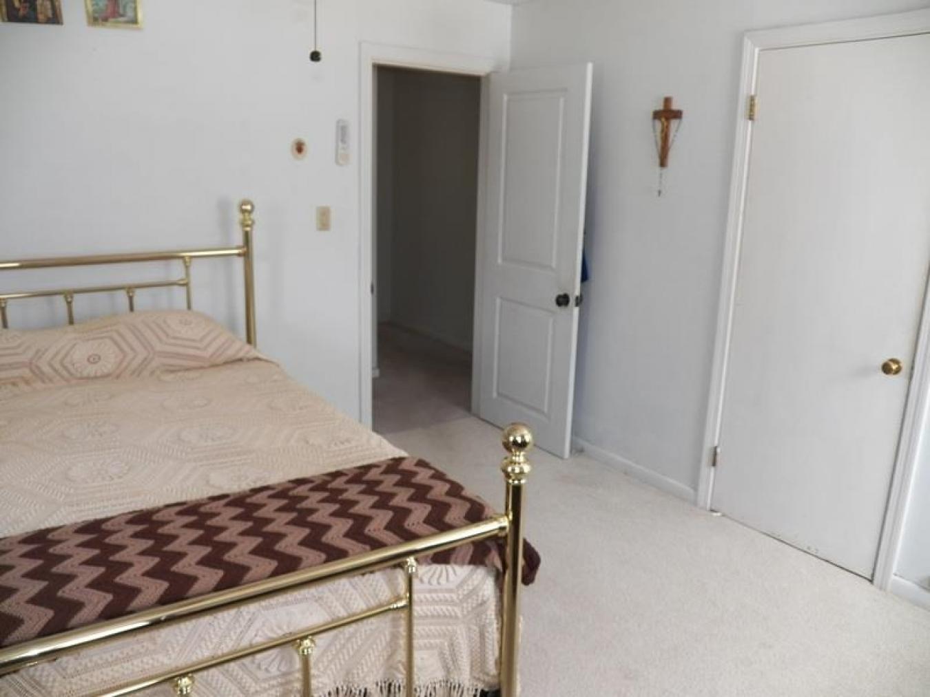 Beautiful ranch a stones throw from the Hillsborough School. Nice walk – image 20