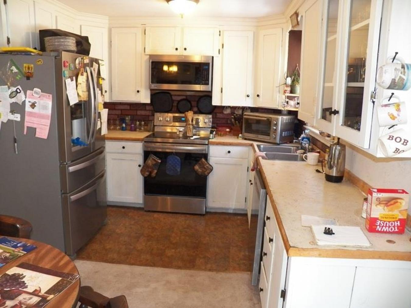 Beautiful ranch a stones throw from the Hillsborough School. Nice walk – image 4