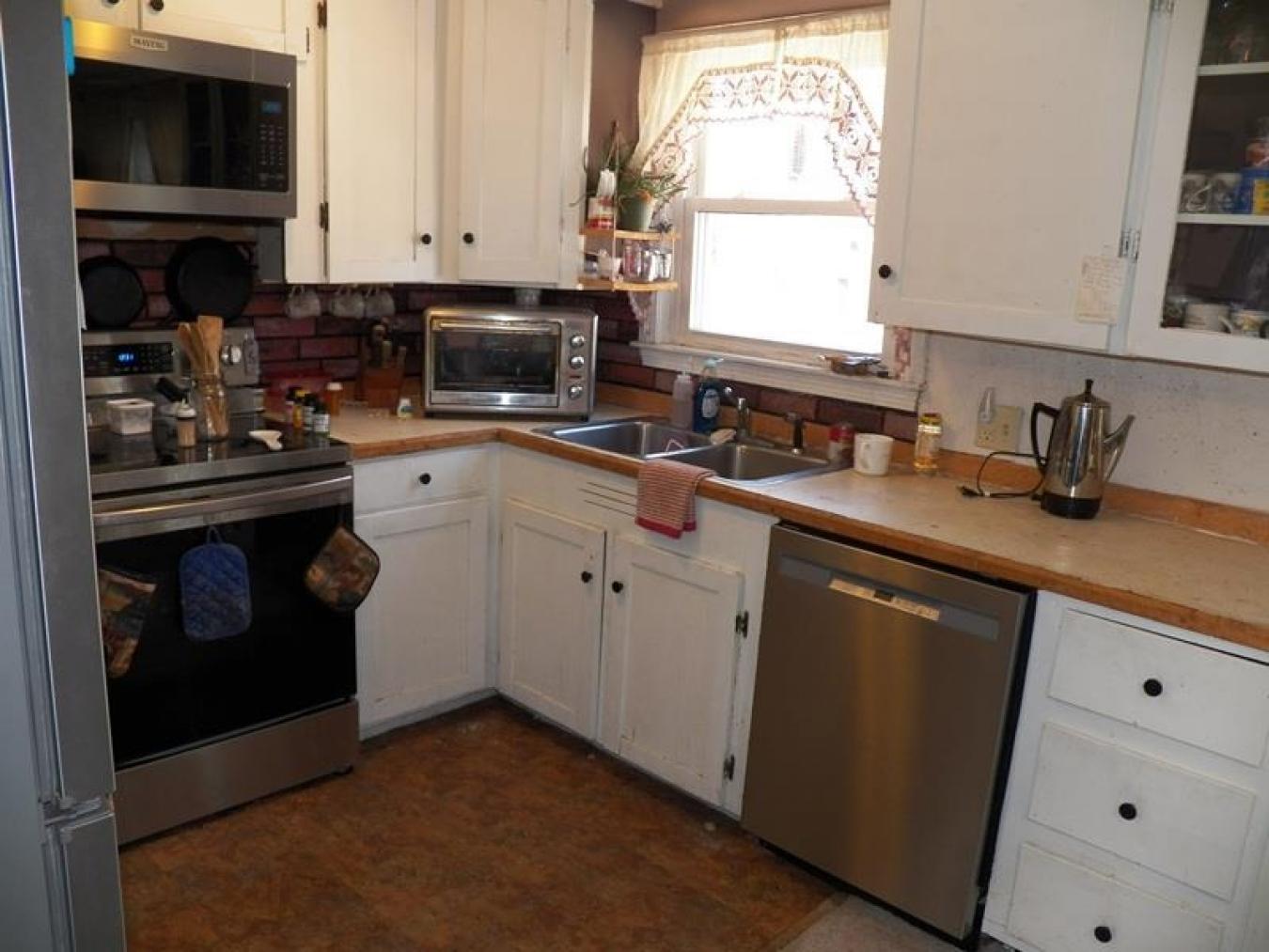 Beautiful ranch a stones throw from the Hillsborough School. Nice walk – image 6