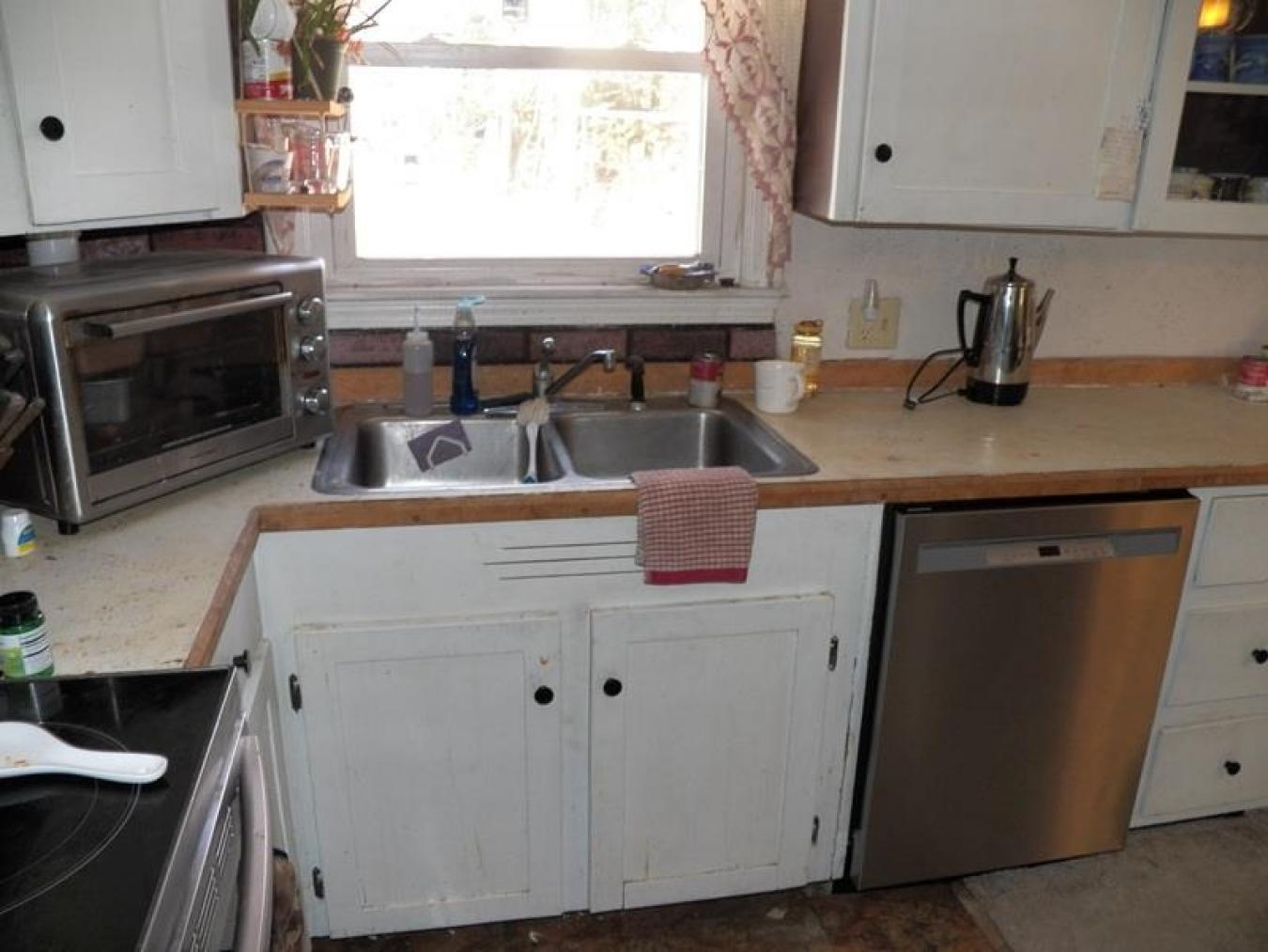 Beautiful ranch a stones throw from the Hillsborough School. Nice walk – image 8