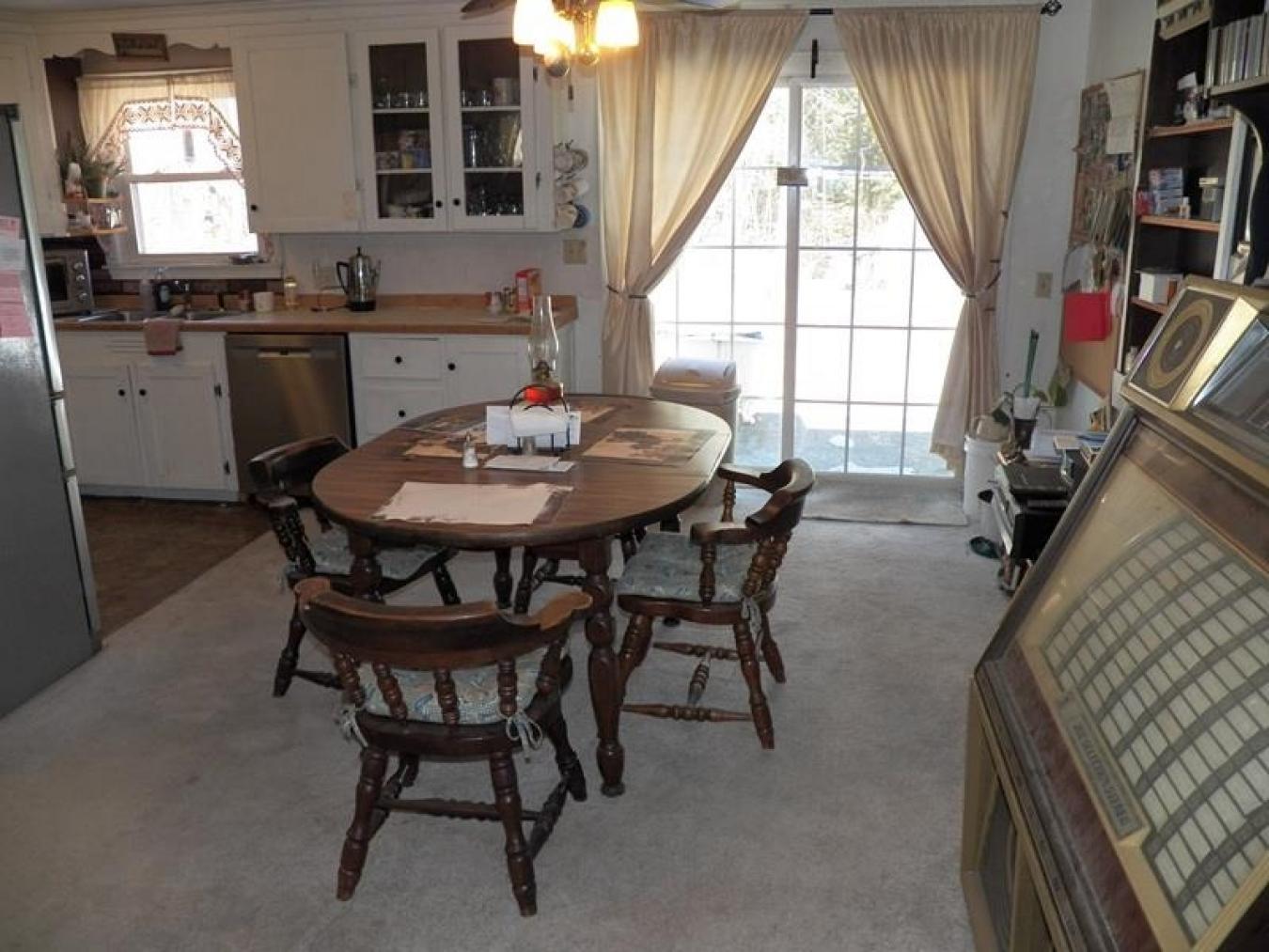 Beautiful ranch a stones throw from the Hillsborough School. Nice walk – image 9