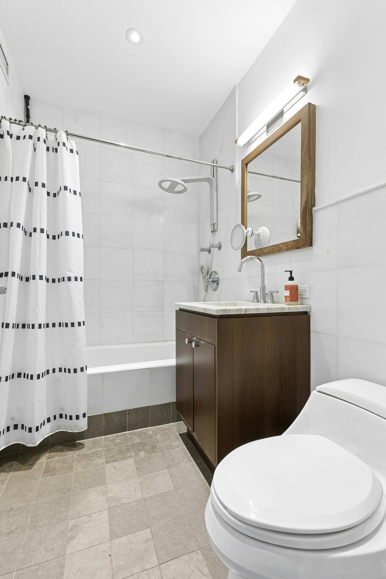 New York, New York, 10023, United States, 1 Bedroom Bedrooms, ,1 BathroomBathrooms,Residential,For Sale,2032833