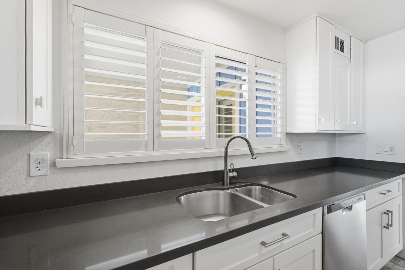 *SELLER OFFERING A $2000 CREDIT TO BUYER AT CLOSING* Rare end-unit, si – image 6