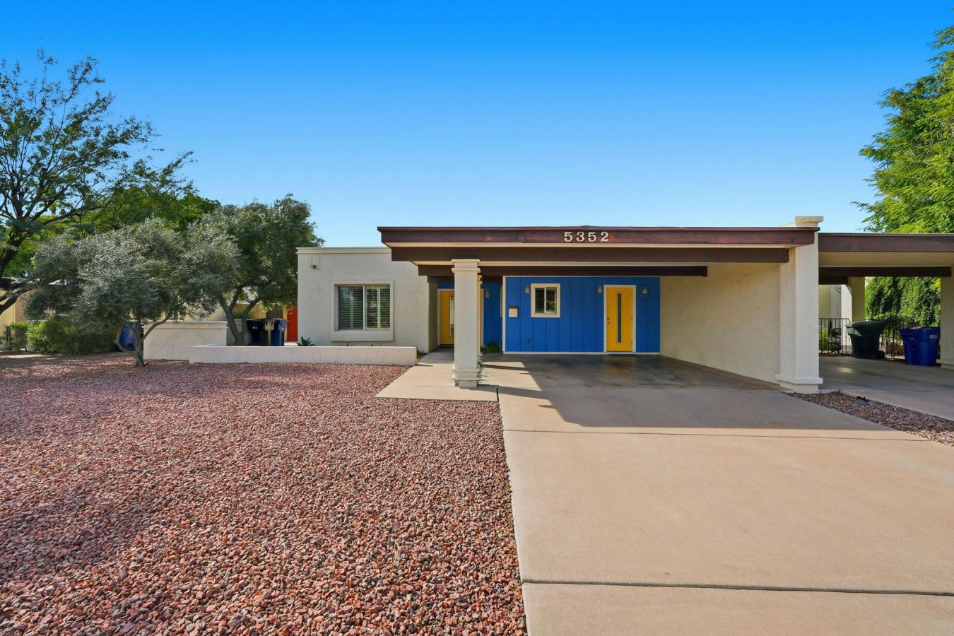 *SELLER OFFERING A $2000 CREDIT TO BUYER AT CLOSING* Rare end-unit, si – image 1